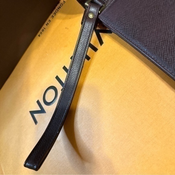 AUTHENTIC Louis Vuitton Taiga Clutch. Burgundy. - Picture 6 of 16
